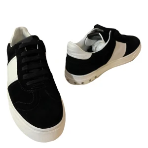 Valentino flycrew - Säljer ett par flycrews som används ett fåtal gånger under en kort period då de snabbt blev för små. Size 38, stora i strl så passar 39, mått innersula 24,5cm Box och dustbag tillkommer mer och alla spikarna finns. Kan frakta eller mötas i Norrköping/Nyköping med omnejd