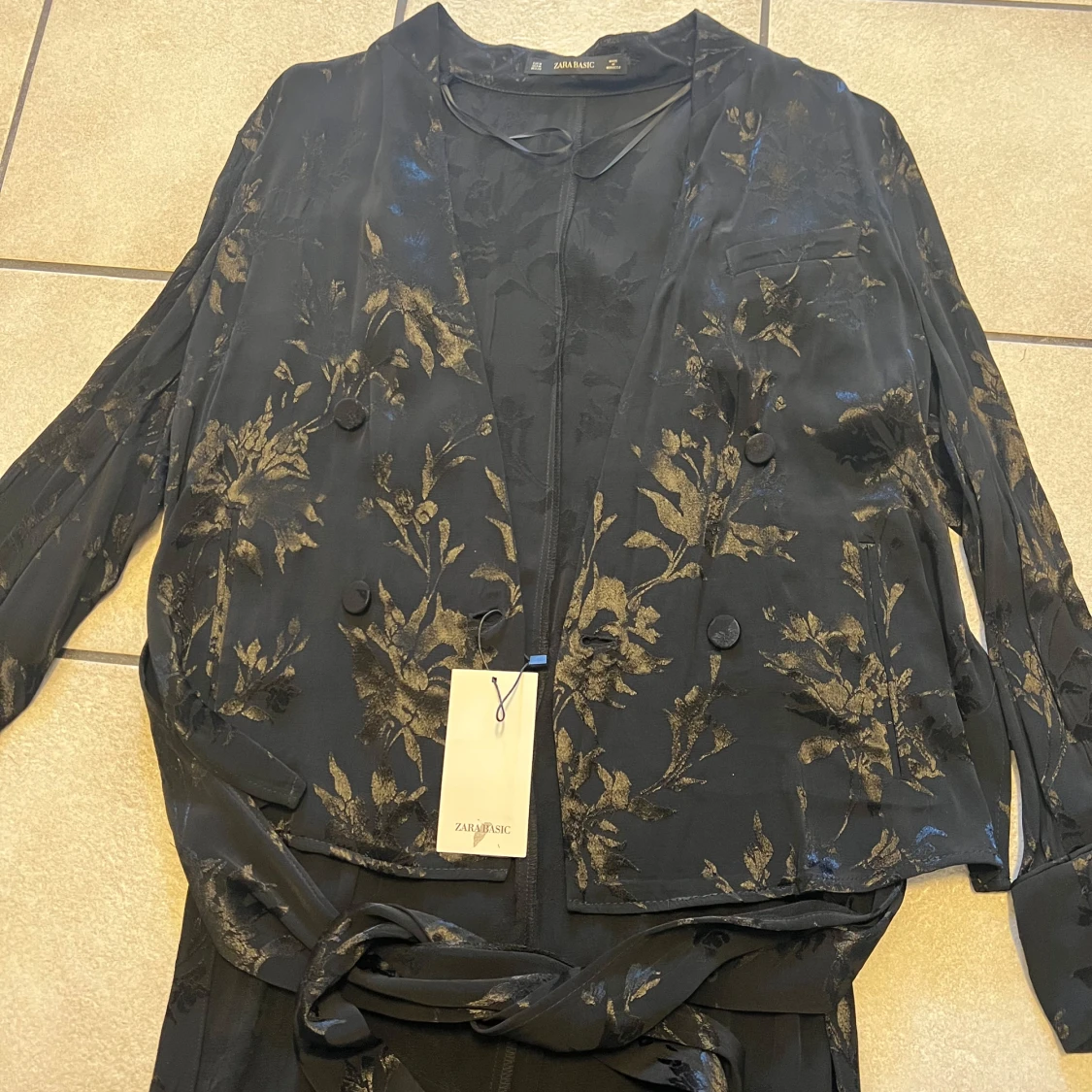 Svart kavaj med lång baksida med blommigt mönster från Zara Basic - 1