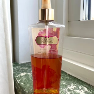 Coconut Passion Victoria's Secret - En tropisk body mist med doft av vanilj och kokos från Victoria's Secret. Perfekt för dig som älskar söta och exotiska dofter.