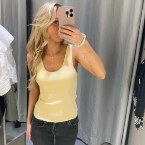 Gul topp - Säljer denna super fina gula topp från H&Ms exclusiva kollektion som är helt slutsåld. Super fin och fräsch💖Mina bilder, men skriv om du vill ha fler eller har frågor🌸🌸