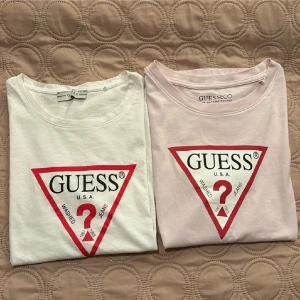 T-shirt Guess - Två klassiska t-shirts från Guess i fint skick.  En i vit och en i ljusrosa, båda för 200kr eller en för 120kr. 