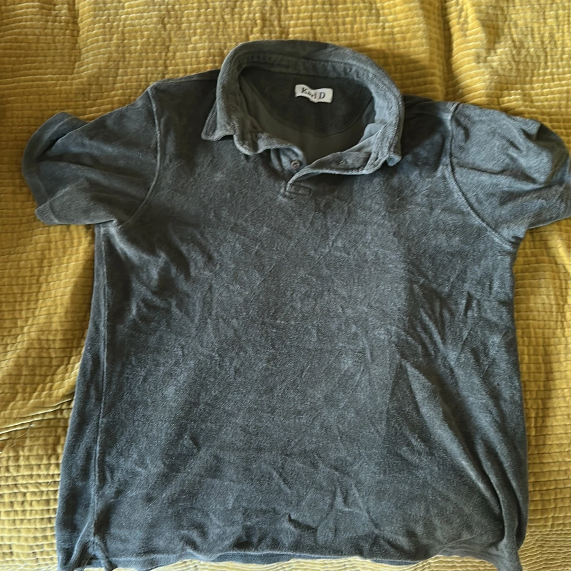 Olivgrön frotté t-shirt med krage från Karl D  - 1