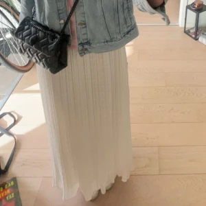Vit Långkjol - Skimmrande långkjol från Zara ⭐️Storlek XS men skulle säga att den passar XS-M!! Bara använd en gång, superfint skick 💗