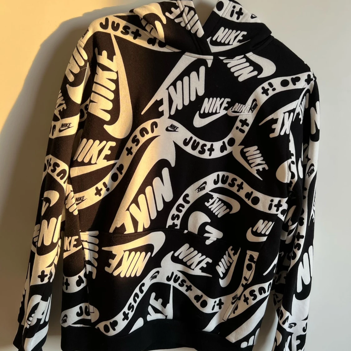 Svartvit hoodie från Nike med logga och text - 4