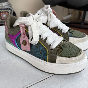 Kurt geiger sneakers  - Säljer dessa snygga skor som är för små för mig, dom är använda ca5 gånger och ser nästa helt nya ut! Snörerna går att ta av och tvätta och kartong till skorna finns kvar! Nypris 2600kr