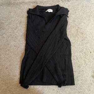 Svart långärmad tröja från Other Stories!💕 - Säljer en svart ribbad långärmad tröja från & Other Stories Paris Atelier. Säljer pga kommer inte till användning! Skriv för fler bilder!💞