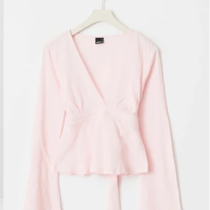 Tie topp  - Tie topp från Gina Tricot. Storlek S