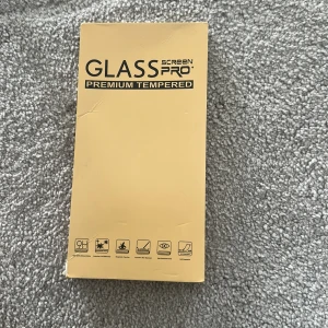 Skärmskydd till iPhone 14 Pro - Premium tempererat glas-skärmskydd till iPhone 14 Pro. Förpackningen är gul och skyddet är tillverkat för att ge extra tålighet mot repor och stötar. Passar perfekt för dig som vill skydda din mobilskärm. (Blev fel med min SHEIN beställning )