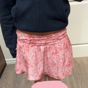 Kjol  - Gullig kjol från Gina. Aldrig använd, mycket bra skick💘