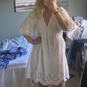 Vit klänning från hm - Söt vit klänning från hm, endast använd än gång på min konfirmation. Perfelt nu till sommaren och studenter. 