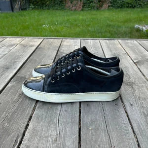 Lanvin cap toe - Säljer mina Lanvin Cap Toe då dom var för små. Använda max 10-20 gånger. Endas en liten detekt på vänstra sulan. Bild kan ges innan köp. Skorna är i UK 7 som motsvarar 41/42. Säljer dessa för 2299kr ny pris är ca 5000kr. Priset är inte fast i pris vid snabb affär 