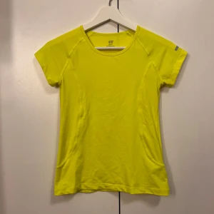 Gul sport t-shirt från H&M - En neongul sport t-shirt från H&M med rund halsringning och korta ärmar. Tillverkad i ett lätt och bekvämt material som andas. Storlek 146-152 men passar Xs.