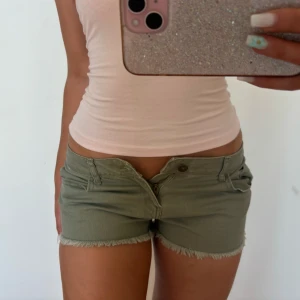 Khaki jeansshorts  - Lågmidjade vintage khaki jeansshorts! Jag är 168 och det är mina bilder, köp via köp nu direkt eller Swish, kvar tills markerad som såld ❤️midjemått på bilden