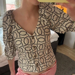 Blus - Fon Blus i storlek 36. Använd fåtal gånger, från H&M.