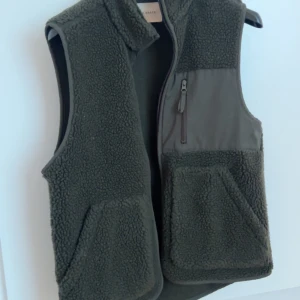 Olivgrön fleeceväst från A Day's March - Säljer en olivgrön fleeceväst från A Day's March. Använd nån enstaka gång super fint skick. Skriv för frågor eller funderingar.