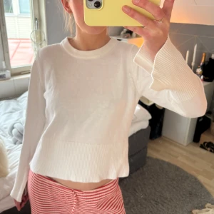 Stickad tröja - Vit stickad tröja. Använd fåtal gånger i storlek M men sitter som en S skulle jag säga!