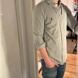 Ralph Lauren Skjorta - Tja säljer en Ralph lauren skjorta i färgen grå och i storlek S passar 170-180 cm ungefär. Nypris 1595 KR mitt pris 299 KR. Inga defekter som hål eller fläckar. Skriv vid frågor eller funderingar