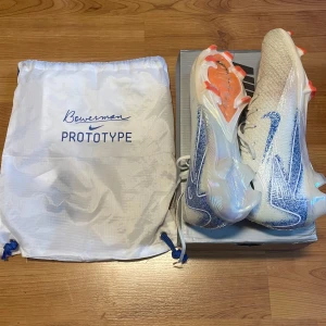 Nike Mercurial Elite Blue Print - Säljer dessa galet snygga Nike Mercurial Elite skorna i färgen Blue Print. De är i storlek 42,5 och endast använda 2 träningar men var för små så säljer de. De är köpta hos Unisport för 3300 men säljer för endast 2000 kr.