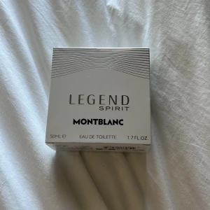 EN TOM LEGEND SPIRIT BOX! - Montblanc Legend Spirit Eau de Toilette i elegant vit kartong med silverdetaljer. Flaskan rymmer 50 ml och doften är fräsch och maskulin. Perfekt för dig som gillar exklusiva och stilrena parfymer.