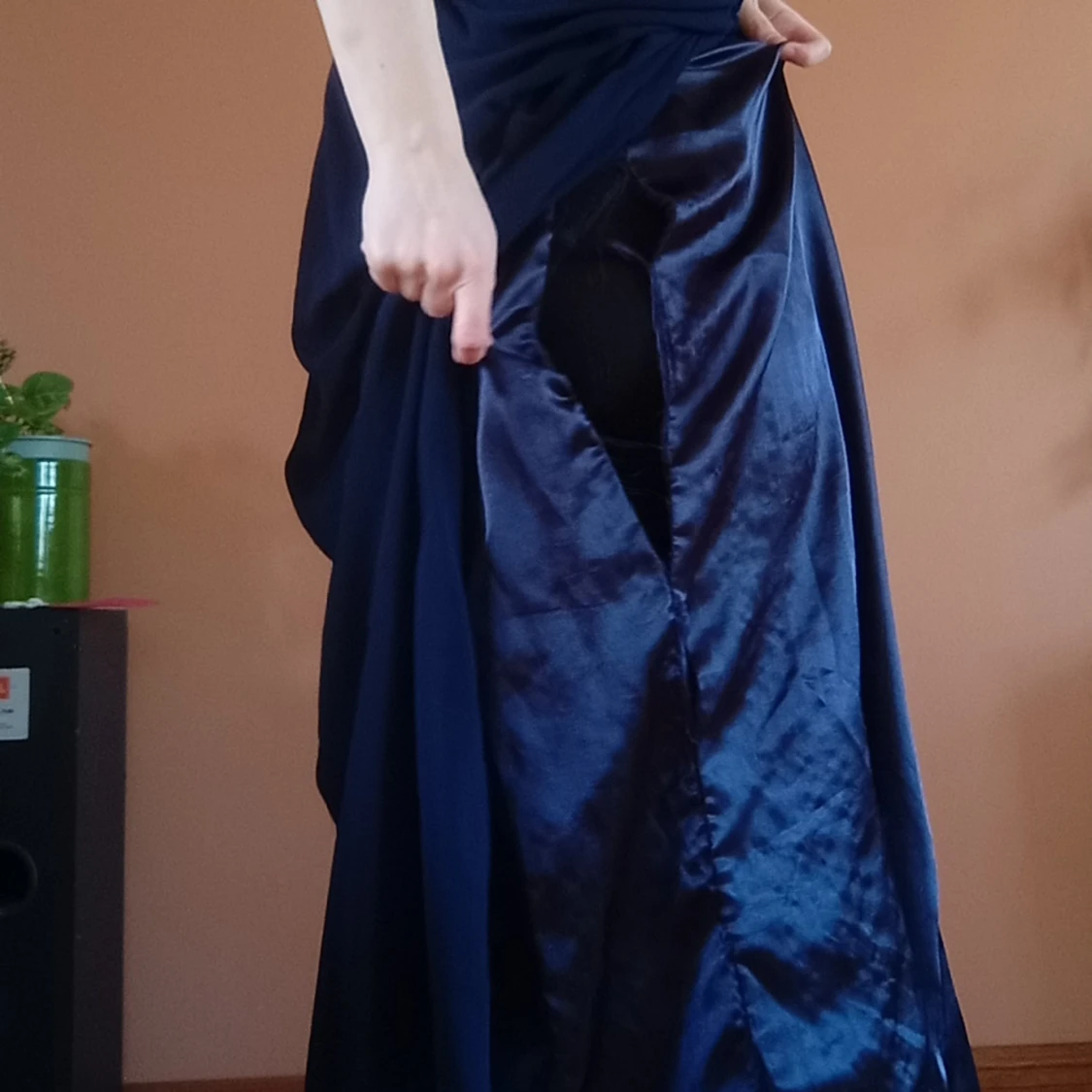 Mörkblå balklänning med paljetter - 2