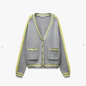 Grå kofta med gula detaljer från Zara - Säljer en grå kofta från Zara med gula ränder längs ärmar, kanter och fickor. Näst in till ny! Storlek M köpte för 400 säljer för 250! Säljer då jag köpte fel storlek💕