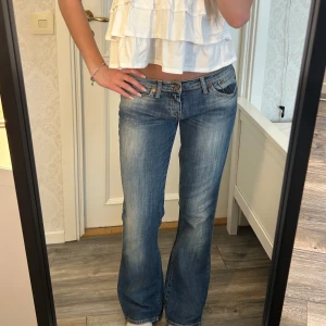 Lågmidjade utsvängda jeans - Jätte snygga jeans från big star med en snygg färg. De är lite stora på mig men sitter lågmidjat och bootcut. Måtten: Innerben: 81 cm, midja rakt över: 42 cm Kom privat för fler mått eller frågor🥰