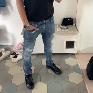 Blå slim fit jeans från Jack & Jones - Säljer ett par goa jeans med slitningar från Jack and Jones i modellen Glenn. Skriv om du har några frågor eller funderingar!! Storleken är 33/30 men sitter mer som 31/30