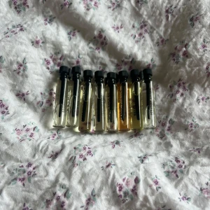 Essnce  - 8 olika arfymer från Essnce, 2ml. • Drunk Apple Pie • Keep it Fruity • Orange Blossom • Perenne Amore • Coco on the Beach • Bacco le Doux • High on Chai • Delicate Jasmine Orange blossom är använd mest se bild 2, de andra är testade 1 gång var. Kolla gärna in mina andra annonser också, jag ger paketpris vid köp av flera varor! Det finns just nu möjlighet till gratis frakt!!