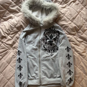 grå pälströja - En grå pälströja med rhinestones. Den är nog i storlek L men passar ungefär alla. Den har inga defekter🥰