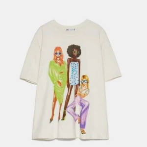 Vit t-shirt från Zara - Vit t-shirt från Zara med oversized passform och coolt tryck. 