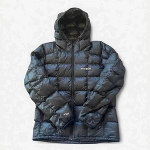 MontBell Superior Down Parka Men's [#1101659] - Montbell Superior Down Parka, herr, svart (#1101659). Japansk Medium, något mindre än EU Medium. Använd 1,5 säsonger (2023–2024). Tre små hål, se sista bilderna. Vid höger ficka har viss dun läckt mängd okänd. Jackan är extremt lätt men varm, perfekt för både vardag och friluftsliv. Säljs i befintligt skick enligt bilder. Fraktinfo i bild 4. Skriv vid frågor eller om du vill ha mått.