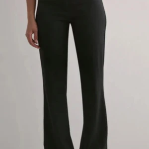 Lågmidjade kostymbyxor - Lågmidjade kostymbyxor från Nelly i strl 36! Aldrig använda!!🎀