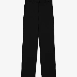 Svarta kostymbyxor med raka ben - Stilrena svarta kostymbyxor med raka ben och klassisk passform. Byxorna har hällor för bälte och diskreta sidfickor. Perfekta för en clean och dressad look. Jag har använt den en gång. Nypris 450 men pris kan diskuteras