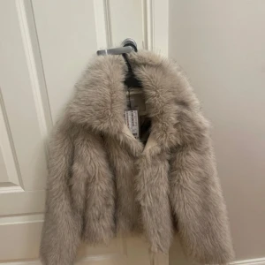 Beige pälsjacka - Helt oanvänd ifrån new yorker köpt för 489kr pris kan diskuteras 