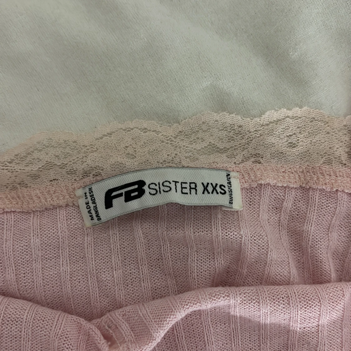 Rosa ribbad linnetopp med spets new yorker  - 2