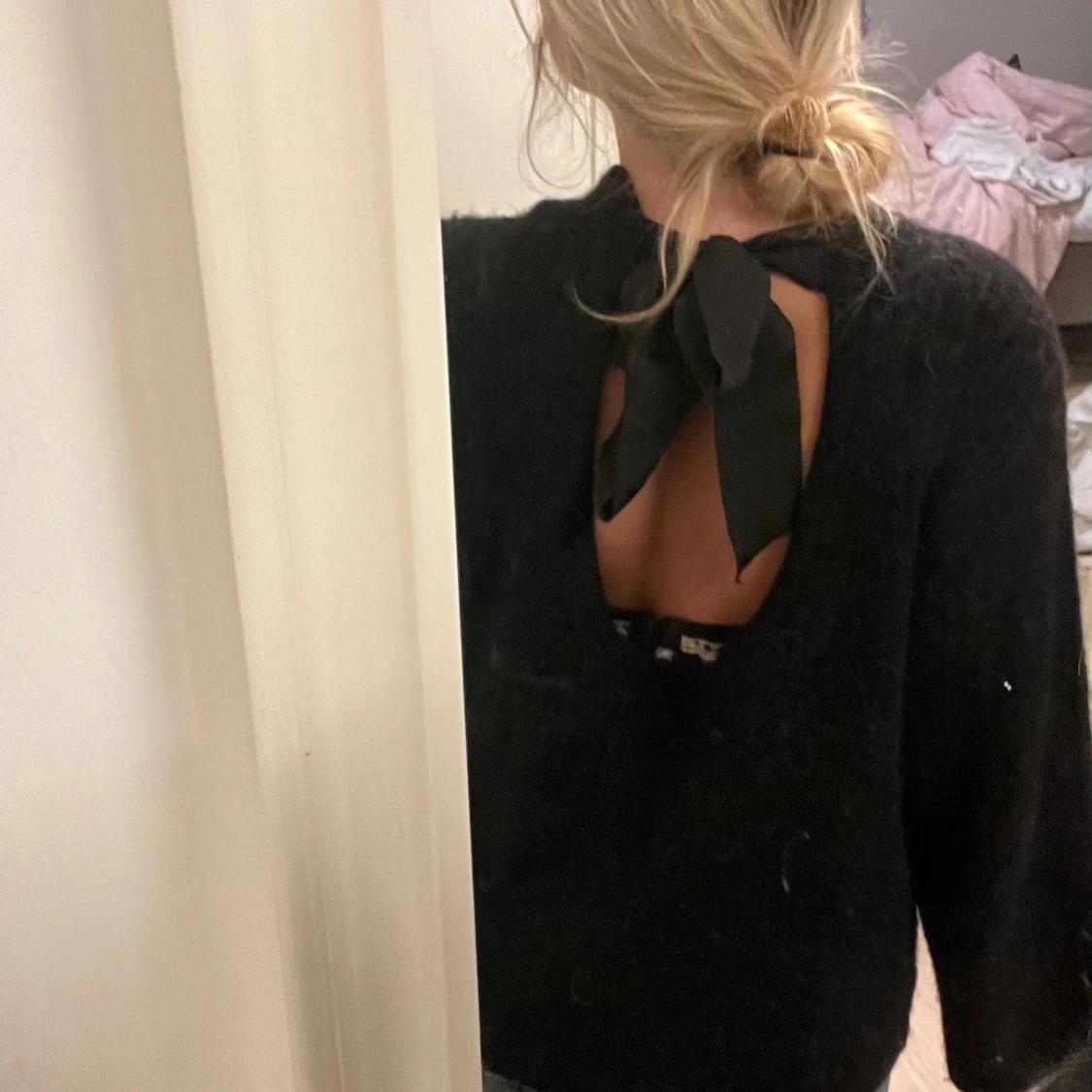 Svart stickad tröja med rosett i ryggen - 2