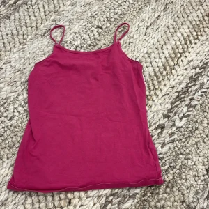 Rosa linnetopp från H&M - Rosa linnetopp från H&M med tunna axelband. 