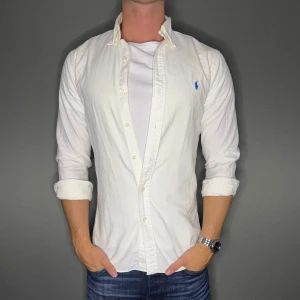 Ralph lauren skjorta - Hej säljer nu min fina Ralph lauren skjorta i storlek M. Den är i nyskick och kommer vara otroligt snygg på sommaren. Nypris cirka 1600kr! Vi kommer att sälja liknande produkter nu i sommar så glöm inte följa profilen!🌊🍾