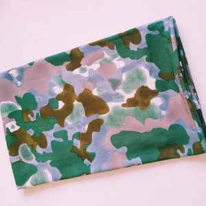 Camo halsduk i mjukt material - Snygg halsduk med camouflage-mönster i grönt, brunt och grått. Tunn och följsam, perfekt att slänga över axlarna för en cool look. Passar dig som vill sticka ut och gillar streetstyle.  Helt & fint skick