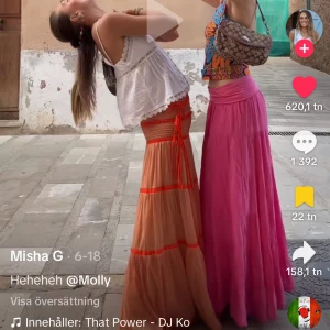 Kjol från ccompany - Superfin långkjol köpt från ccompany. Samma kjol som tjejen på bilden🩷🩷🩷skriv om ni vill ha fler bilder