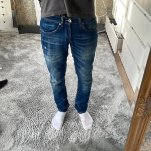 Dondup George  - Säljer ett par blå dondup jeans i storlek 30. 