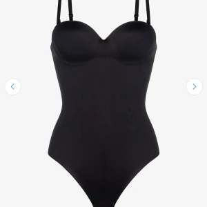 Body - Snygg body med string och inbyggd bh. Storleken på kupan är 80C. Endast använd 1 gång 