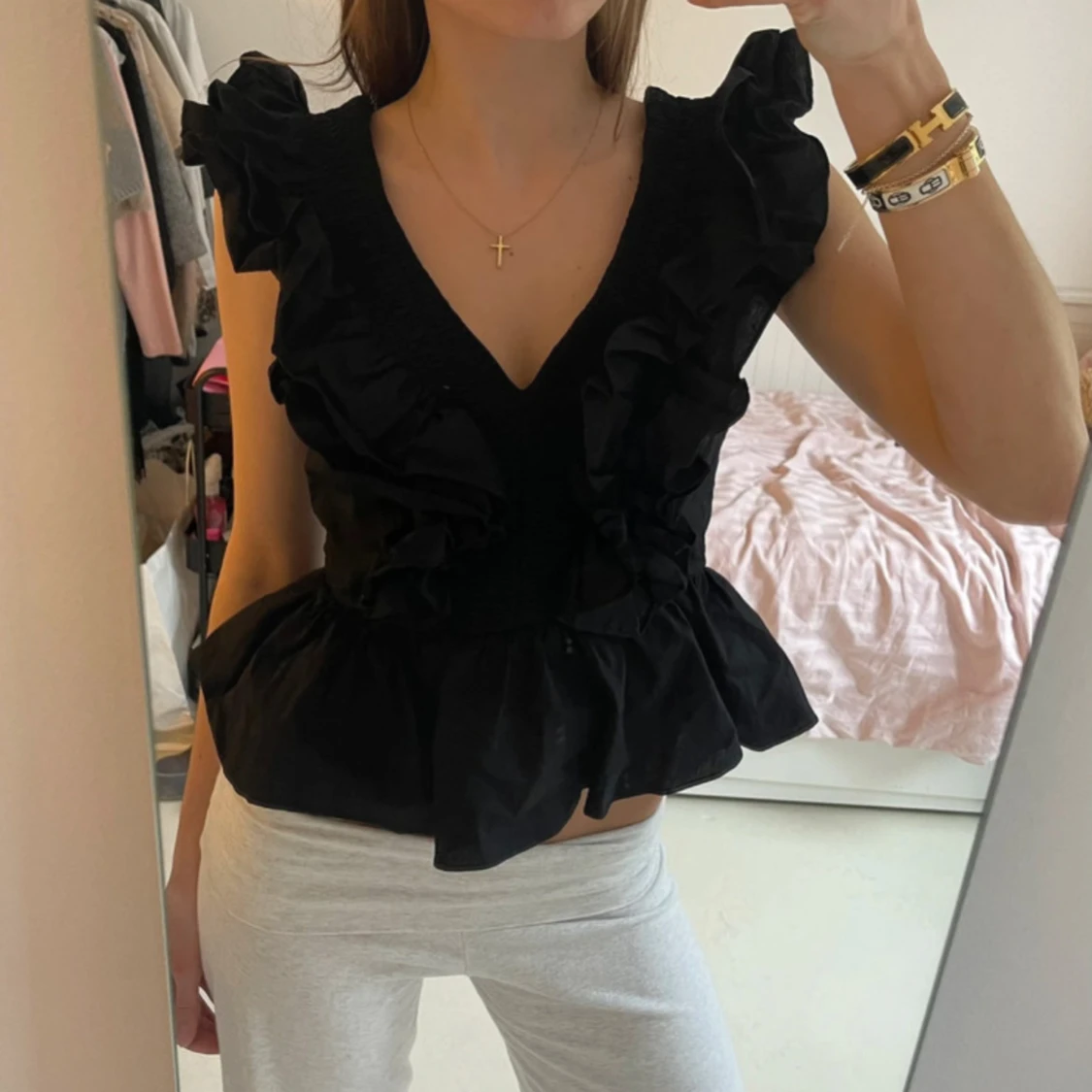 Svart volangblus med v-ringning från hm 