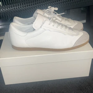 Maison margiela - Säljer ett par riktigt å sköna Maison Margielas i strl 46, endast använda 2 gånger och är helt som nya. Dustbags, original box och kvitto finns. Nypris 6000 mitt pris 2200, kan gå ner bra i pris vid snabb affär!!