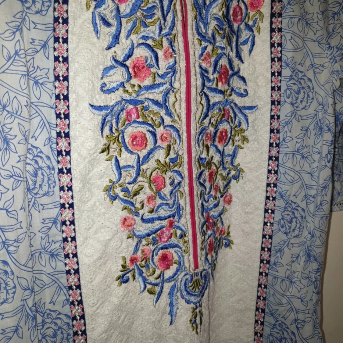 Broderad klänning - 2