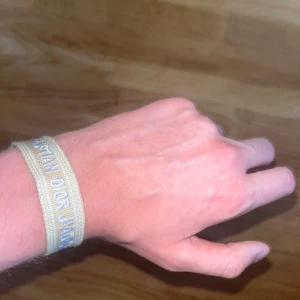 Christian dior armband - Väldigt feta och bra skick christian dior armband!!🔥skriv om ni har ytterligare frågor!