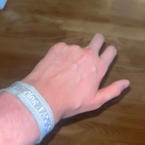 Christian dior armband - Väldigt feta och bra skick christian dior armband!!🔥skriv om ni har ytterligare frågor!