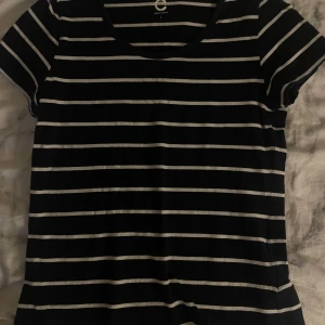 Svartvit randig t-shirt - en basis T-shirt, används tyvärr inte, är stl L men sitter mer som S