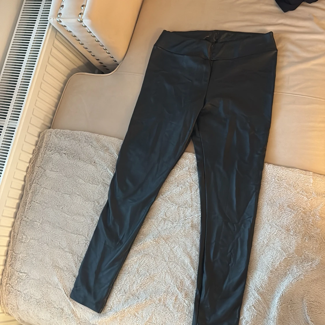 Svarta leggings i skinnimitation