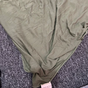 Olivgrön jersey hijab / slöja från saless  - Olivgrön slöja i Jersey material från saless, hijabfactory. Aldrig använd. Färgen är något ljusare än bild.